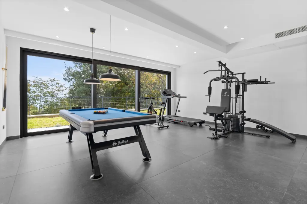 Modern 4-Bedroom Villa with Spacious Yard in Poljane