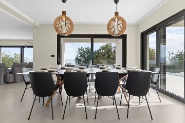 Modern 4-Bedroom Villa with Spacious Yard in Poljane