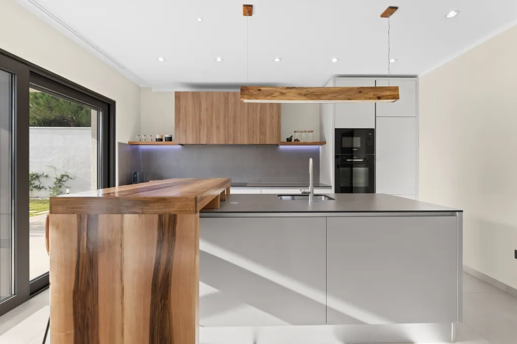 Modern 4-Bedroom Villa with Spacious Yard in Poljane