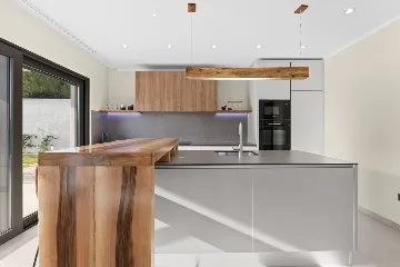 Modern 4-Bedroom Villa with Spacious Yard in Poljane