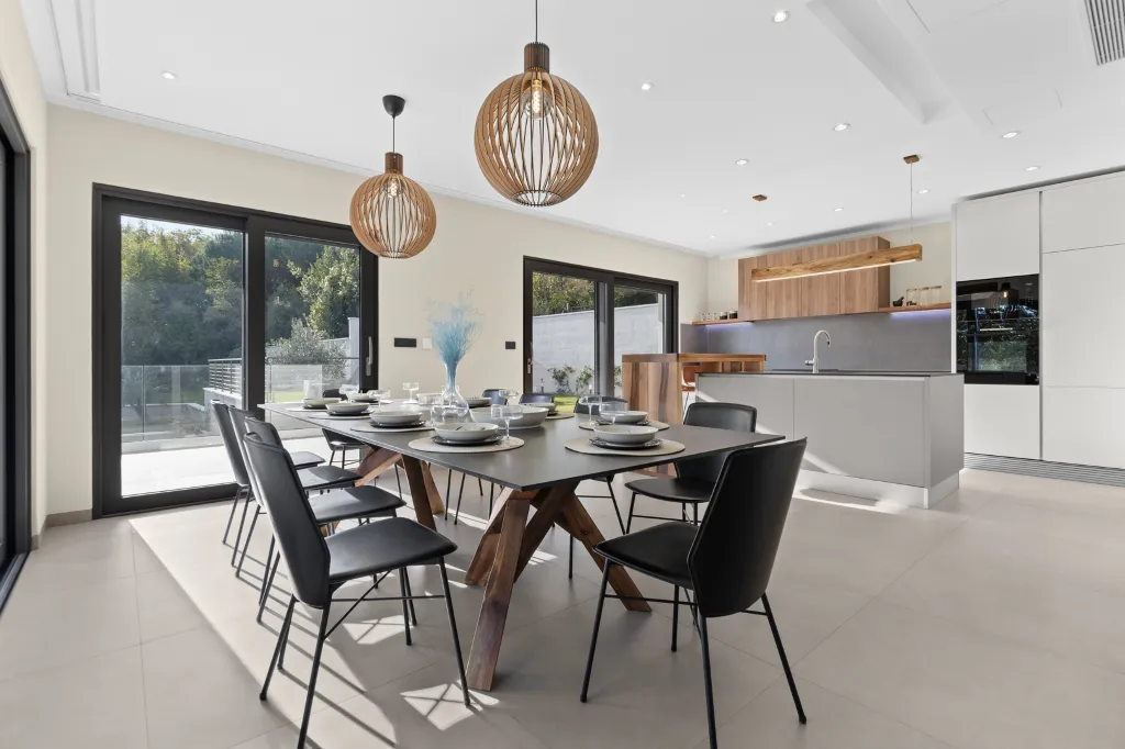 Modern 4-Bedroom Villa with Spacious Yard in Poljane
