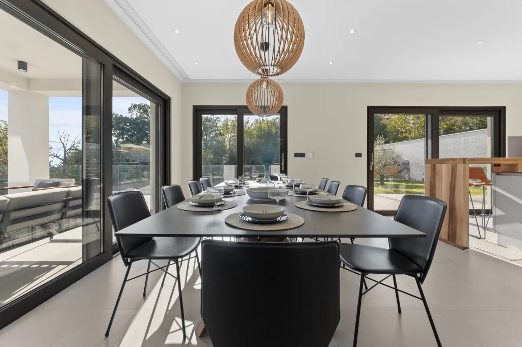 Modern 4-Bedroom Villa with Spacious Yard in Poljane