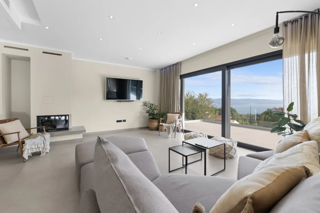 Modern 4-Bedroom Villa with Spacious Yard in Poljane