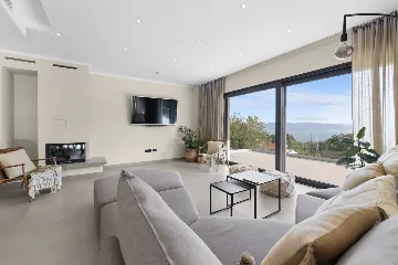 Modern 4-Bedroom Villa with Spacious Yard in Poljane