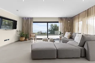 Modern 4-Bedroom Villa with Spacious Yard in Poljane