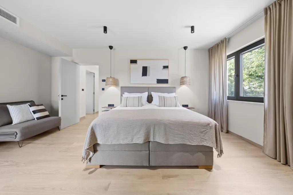 Modern 4-Bedroom Villa with Spacious Yard in Poljane