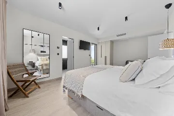 Modern 4-Bedroom Villa with Spacious Yard in Poljane