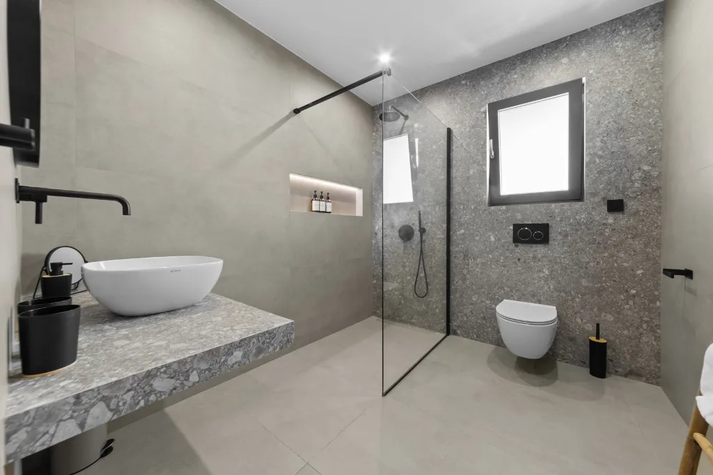 Modern 4-Bedroom Villa with Spacious Yard in Poljane