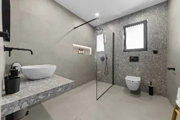 Modern 4-Bedroom Villa with Spacious Yard in Poljane