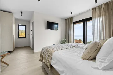 Modern 4-Bedroom Villa with Spacious Yard in Poljane