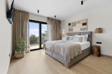 Modern 4-Bedroom Villa with Spacious Yard in Poljane