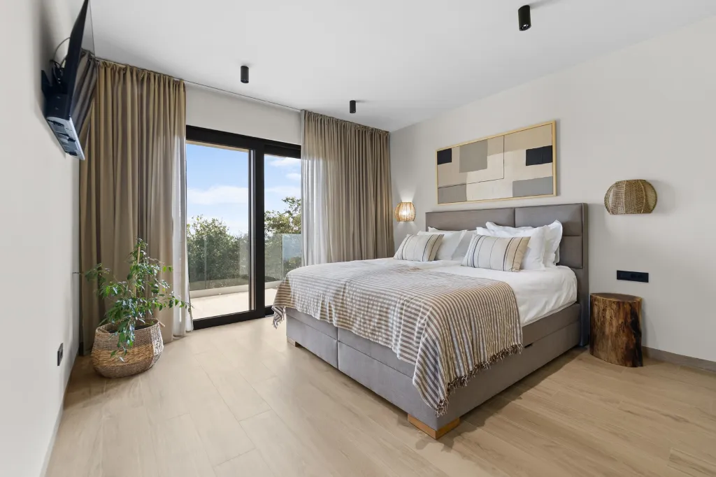 Modern 4-Bedroom Villa with Spacious Yard in Poljane