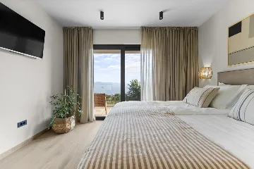 Modern 4-Bedroom Villa with Spacious Yard in Poljane