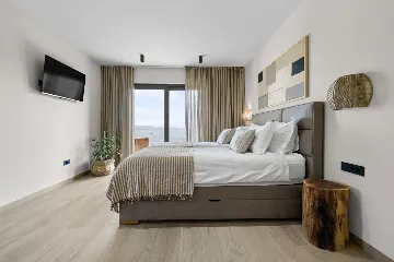 Modern 4-Bedroom Villa with Spacious Yard in Poljane