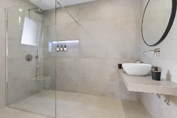 Modern 4-Bedroom Villa with Spacious Yard in Poljane