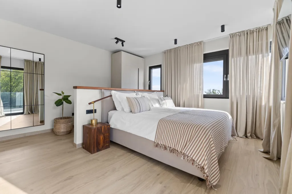Modern 4-Bedroom Villa with Spacious Yard in Poljane