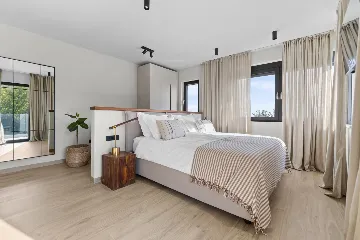 Modern 4-Bedroom Villa with Spacious Yard in Poljane