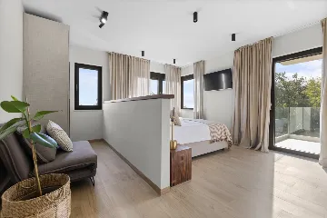 Modern 4-Bedroom Villa with Spacious Yard in Poljane