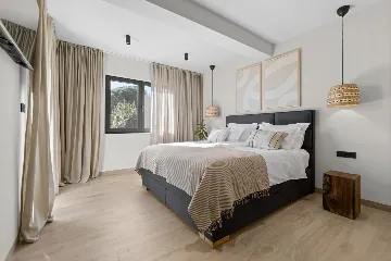 Modern 4-Bedroom Villa with Spacious Yard in Poljane