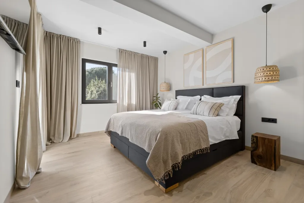 Modern 4-Bedroom Villa with Spacious Yard in Poljane