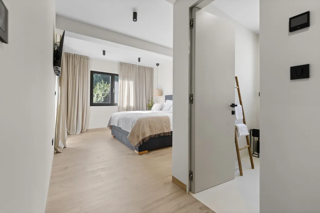 Modern 4-Bedroom Villa with Spacious Yard in Poljane