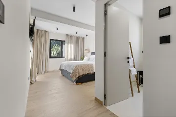 Modern 4-Bedroom Villa with Spacious Yard in Poljane