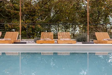 Modern 4-Bedroom Villa with Spacious Yard in Poljane