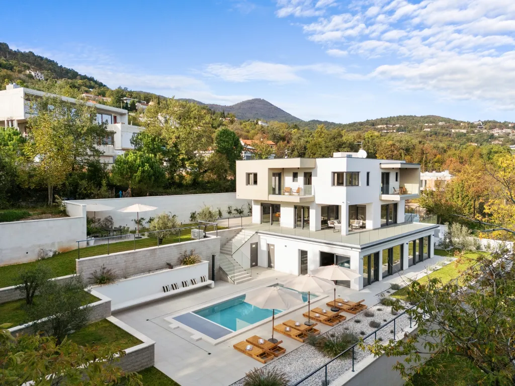 Modern 4-Bedroom Villa with Spacious Yard in Poljane