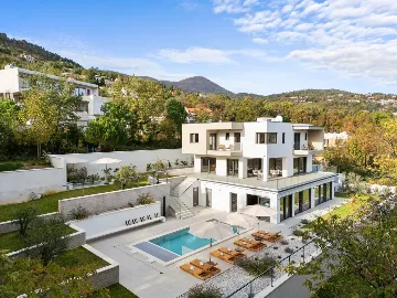 Modern 4-Bedroom Villa with Spacious Yard in Poljane