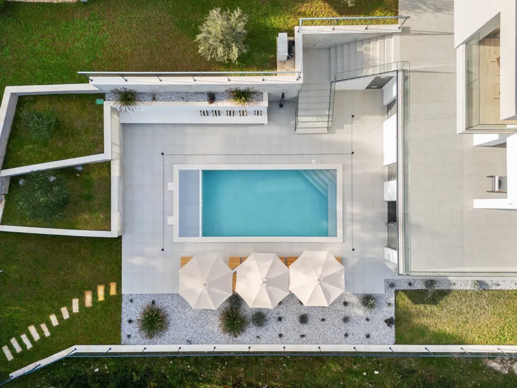 Modern 4-Bedroom Villa with Spacious Yard in Poljane