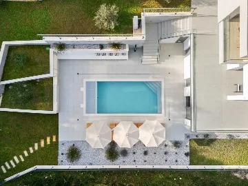 Modern 4-Bedroom Villa with Spacious Yard in Poljane