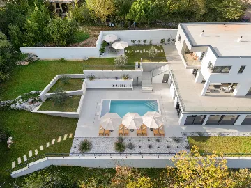 Modern 4-Bedroom Villa with Spacious Yard in Poljane