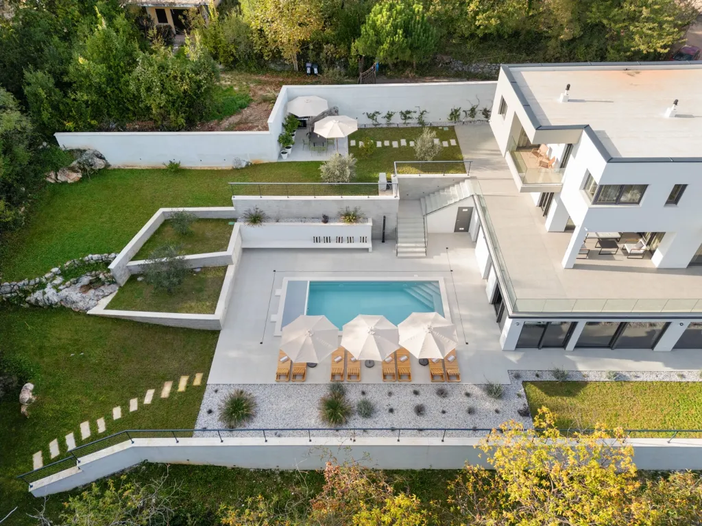 Modern 4-Bedroom Villa with Spacious Yard in Poljane
