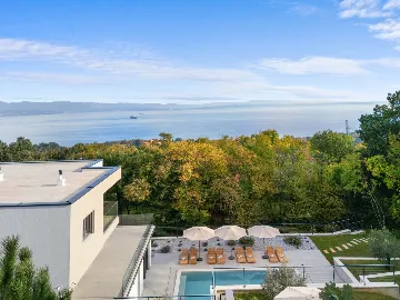 Modern 4-Bedroom Villa with Spacious Yard in Poljane