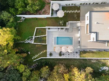 Modern 4-Bedroom Villa with Spacious Yard in Poljane