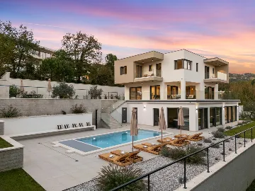 Modern 4-Bedroom Villa with Spacious Yard in Poljane