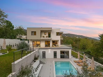 Modern 4-Bedroom Villa with Spacious Yard in Poljane