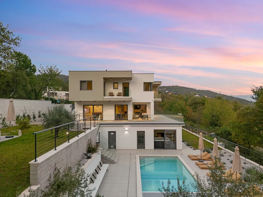 Modern 4-Bedroom Villa with Spacious Yard in Poljane