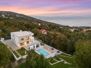 Modern 4-Bedroom Villa with Spacious Yard in Poljane