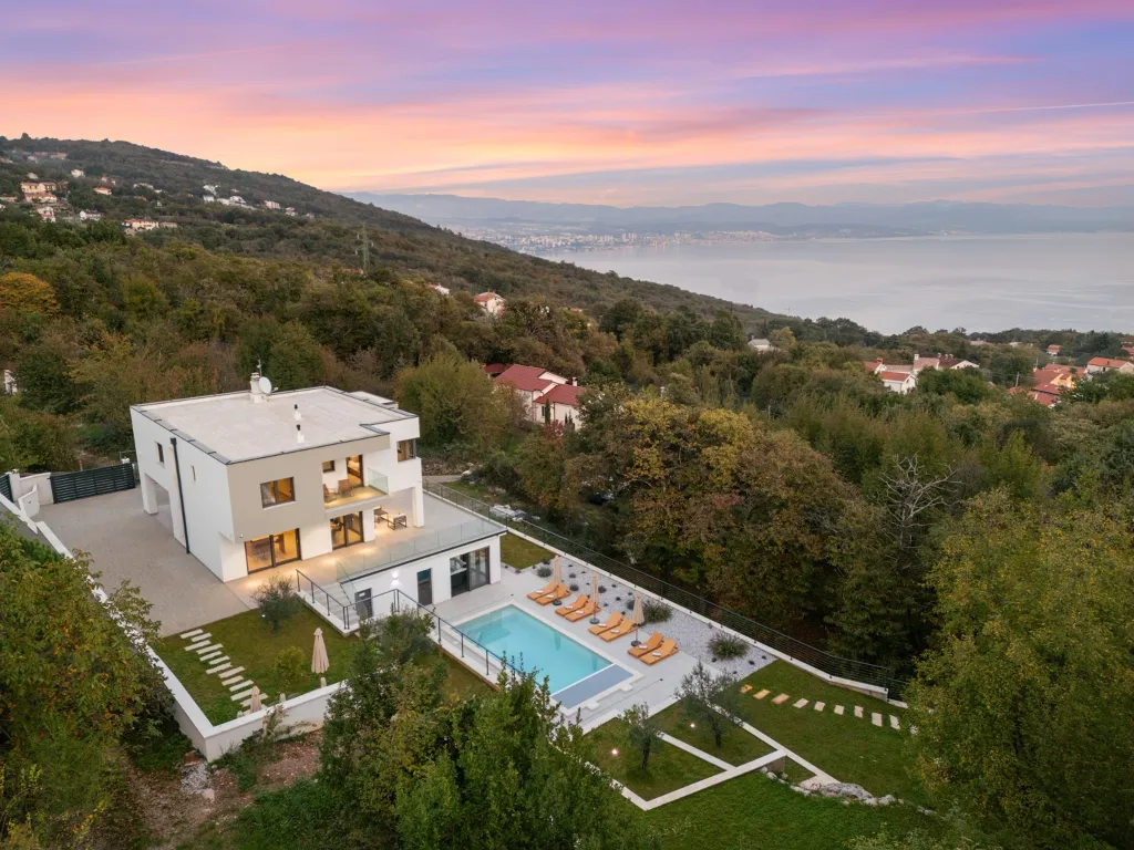 Modern 4-Bedroom Villa with Spacious Yard in Poljane