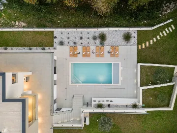 Modern 4-Bedroom Villa with Spacious Yard in Poljane