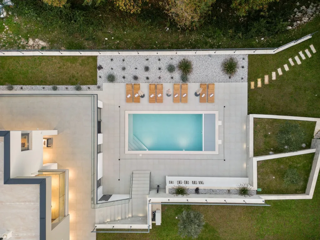 Modern 4-Bedroom Villa with Spacious Yard in Poljane