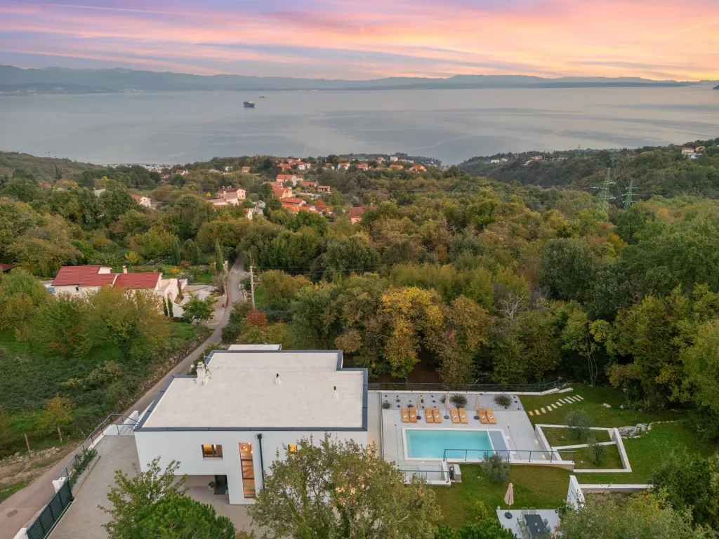 Modern 4-Bedroom Villa with Spacious Yard in Poljane