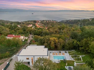 Modern 4-Bedroom Villa with Spacious Yard in Poljane