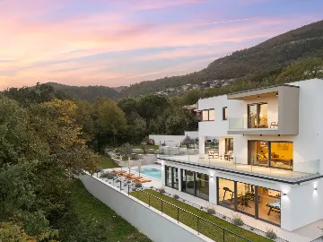 Modern 4-Bedroom Villa with Spacious Yard in Poljane