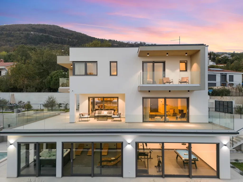 Modern 4-Bedroom Villa with Spacious Yard in Poljane