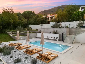 Modern 4-Bedroom Villa with Spacious Yard in Poljane