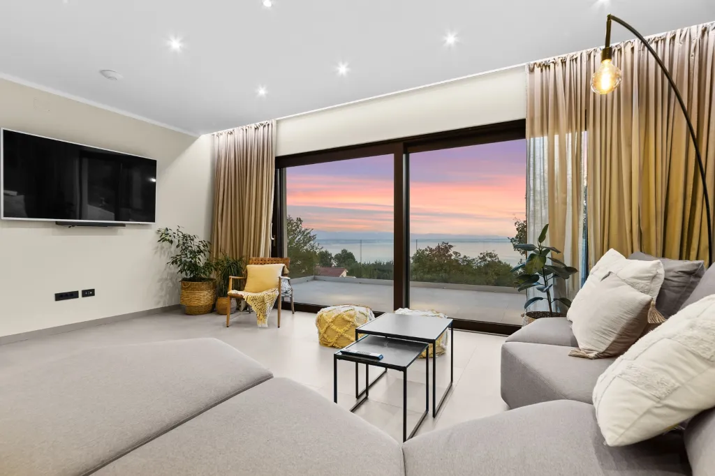 Modern 4-Bedroom Villa with Spacious Yard in Poljane