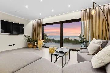 Modern 4-Bedroom Villa with Spacious Yard in Poljane