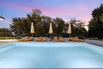 Modern 4-Bedroom Villa with Spacious Yard in Poljane